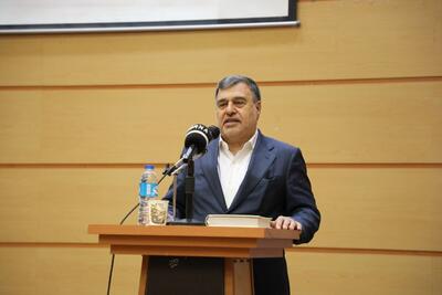 تشکیل میز خدمت توسط نماینده مردم ایلام در مجلس شورای اسلامی در حاشیه نماز جمعه